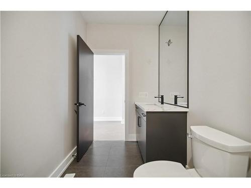 2-300 Richmond Street, Thorold, ON - Indoor Photo Showing Bathroom