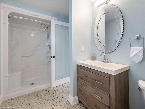 5755 Kitchener Street, Niagara Falls, ON - Indoor Photo Showing Bathroom