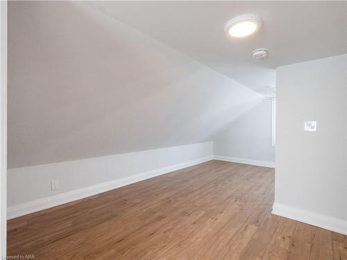 5755 Kitchener Street, Niagara Falls, ON - Indoor Photo Showing Other Room