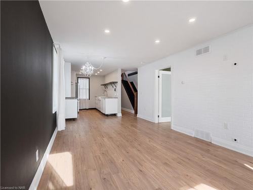 5755 Kitchener Street, Niagara Falls, ON - Indoor Photo Showing Other Room