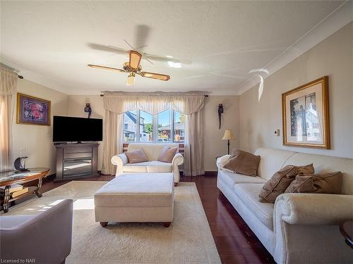 53 Oak Street, Port Colborne, ON - Indoor Photo Showing Living Room