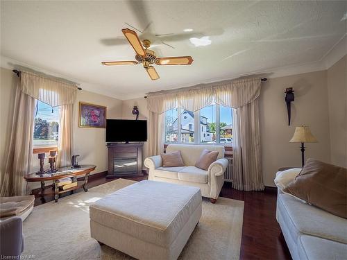 53 Oak Street, Port Colborne, ON - Indoor Photo Showing Living Room