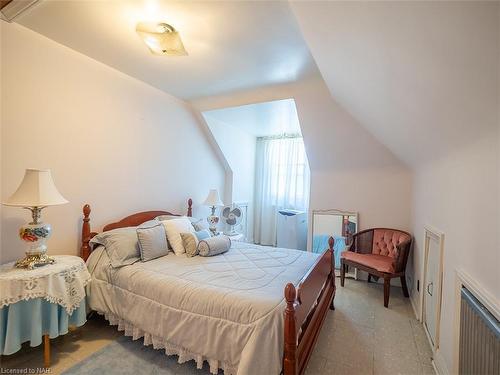 53 Oak Street, Port Colborne, ON - Indoor Photo Showing Bedroom