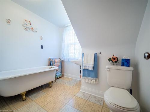 53 Oak Street, Port Colborne, ON - Indoor Photo Showing Bathroom