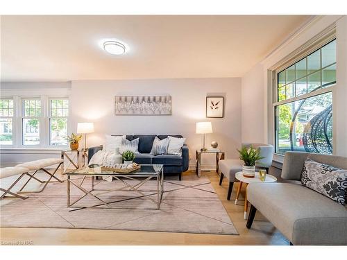 169 Russell Avenue, St. Catharines, ON - Indoor Photo Showing Living Room