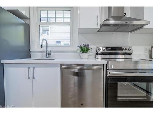 169 Russell Avenue, St. Catharines, ON - Indoor Photo Showing Kitchen With Upgraded Kitchen