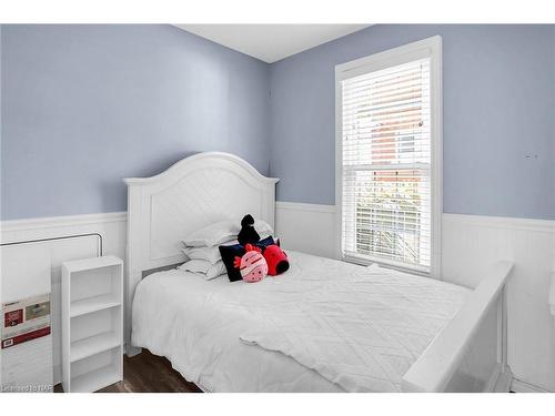 242 Jarvis Street, Fort Erie, ON - Indoor Photo Showing Bedroom