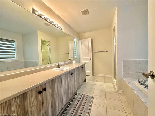 132 Cottonwood Crescent, Welland, ON - Indoor Photo Showing Bathroom