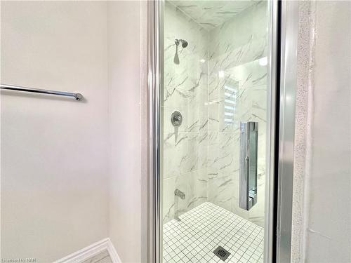 132 Cottonwood Crescent, Welland, ON - Indoor Photo Showing Bathroom