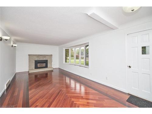 1112 Kennedy Drive, Fort Erie, ON - Indoor Photo Showing Living Room With Fireplace