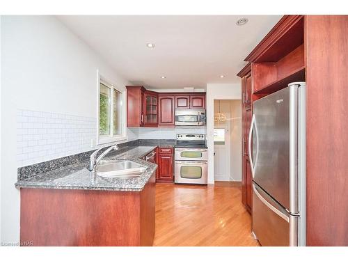 1112 Kennedy Drive, Fort Erie, ON - Indoor Photo Showing Kitchen