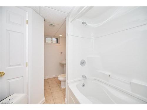 1112 Kennedy Drive, Fort Erie, ON - Indoor Photo Showing Bathroom