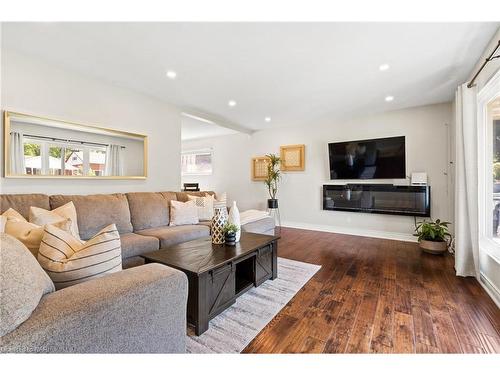 17 Battlefield Drive, Stoney Creek, ON - Indoor Photo Showing Living Room