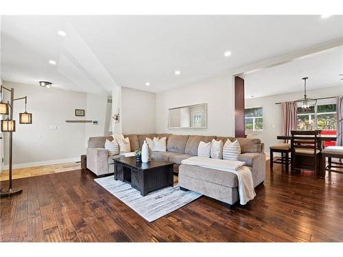 17 Battlefield Drive, Stoney Creek, ON - Indoor Photo Showing Living Room