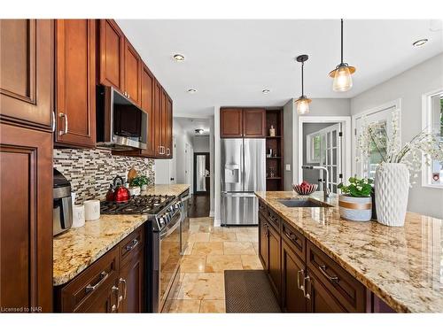 17 Battlefield Drive, Stoney Creek, ON - Indoor Photo Showing Kitchen With Stainless Steel Kitchen With Upgraded Kitchen