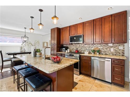 17 Battlefield Drive, Stoney Creek, ON - Indoor Photo Showing Kitchen With Stainless Steel Kitchen With Upgraded Kitchen