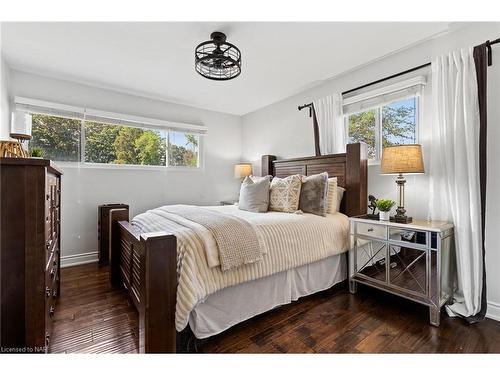 17 Battlefield Drive, Stoney Creek, ON - Indoor Photo Showing Bedroom