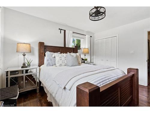 17 Battlefield Drive, Stoney Creek, ON - Indoor Photo Showing Bedroom