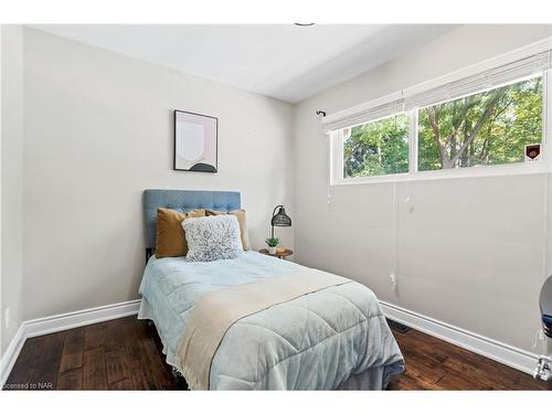 17 Battlefield Drive, Stoney Creek, ON - Indoor Photo Showing Bedroom