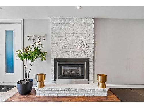 17 Battlefield Drive, Stoney Creek, ON - Indoor Photo Showing Living Room With Fireplace