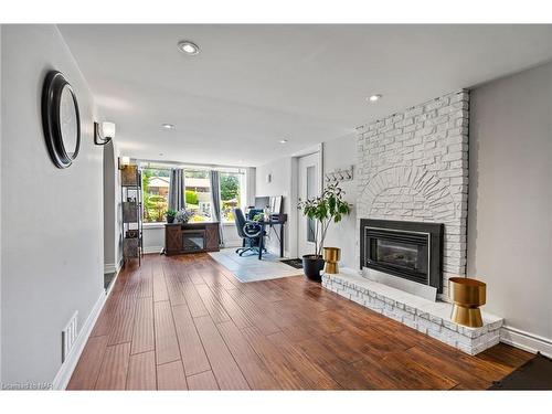 17 Battlefield Drive, Stoney Creek, ON - Indoor Photo Showing Living Room With Fireplace