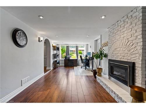 17 Battlefield Drive, Stoney Creek, ON - Indoor Photo Showing Living Room With Fireplace