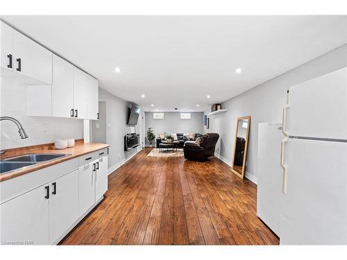 17 Battlefield Drive, Stoney Creek, ON - Indoor Photo Showing Kitchen With Double Sink