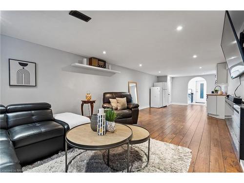 17 Battlefield Drive, Stoney Creek, ON - Indoor Photo Showing Living Room