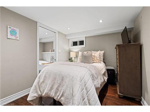 17 Battlefield Drive, Stoney Creek, ON - Indoor Photo Showing Bedroom