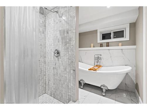 17 Battlefield Drive, Stoney Creek, ON - Indoor Photo Showing Bathroom