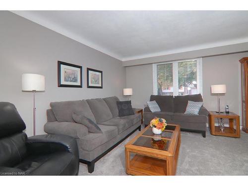 32 Ramsey Street, St. Catharines, ON - Indoor Photo Showing Living Room