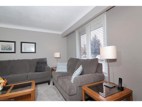 32 Ramsey Street, St. Catharines, ON - Indoor Photo Showing Living Room