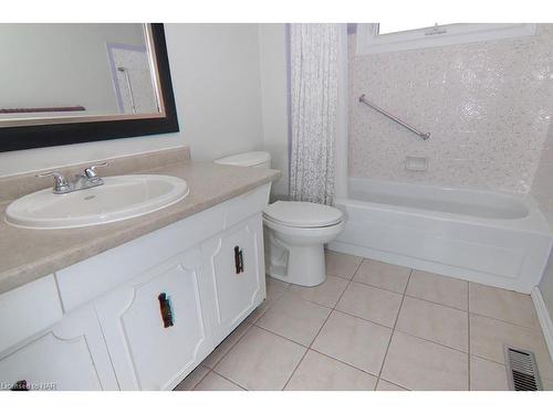 32 Ramsey Street, St. Catharines, ON - Indoor Photo Showing Bathroom