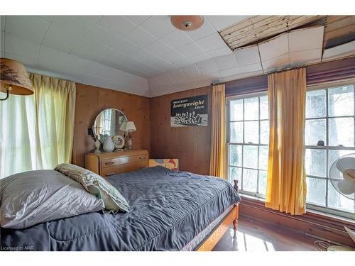 853 Edgemere Road, Fort Erie, ON - Indoor Photo Showing Bedroom