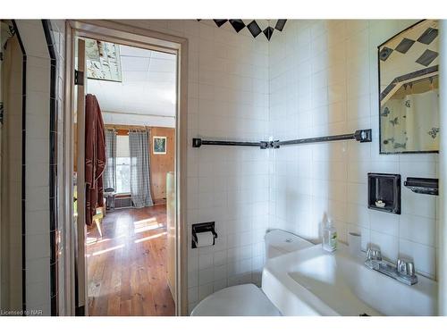 853 Edgemere Road, Fort Erie, ON - Indoor Photo Showing Bathroom