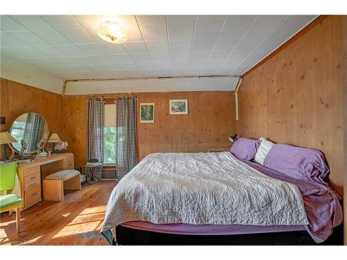 853 Edgemere Road, Fort Erie, ON - Indoor Photo Showing Bedroom