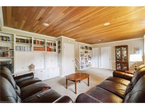 6 Viscount Place, St. Catharines, ON - Indoor Photo Showing Living Room