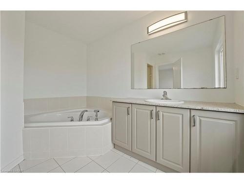 28 Bruton Street, Thorold, ON - Indoor Photo Showing Bathroom