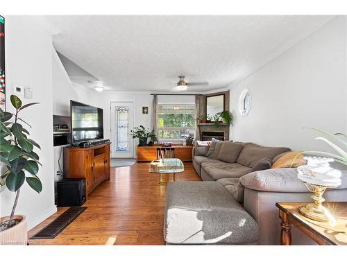 70 Beatrice Street, Welland, ON - Indoor Photo Showing Living Room