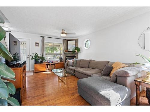 70 Beatrice Street, Welland, ON - Indoor Photo Showing Living Room