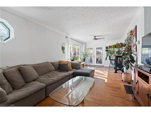 70 Beatrice Street, Welland, ON - Indoor Photo Showing Living Room