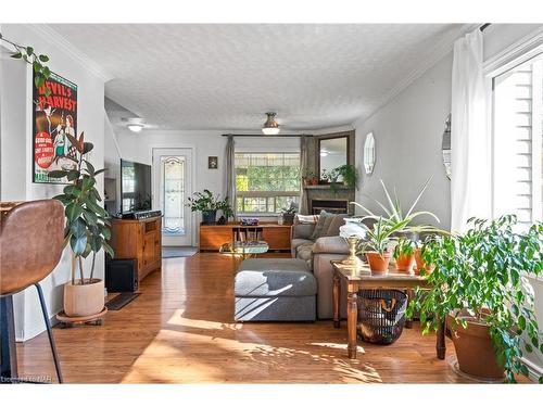 70 Beatrice Street, Welland, ON - Indoor Photo Showing Living Room