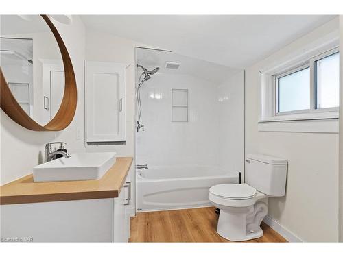 70 Beatrice Street, Welland, ON - Indoor Photo Showing Bathroom