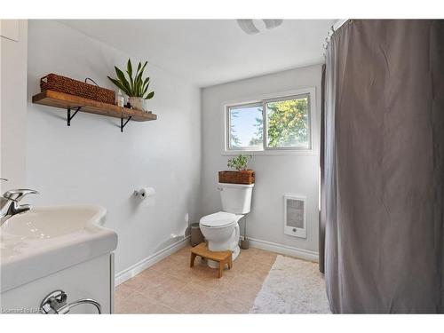 70 Beatrice Street, Welland, ON - Indoor Photo Showing Bathroom