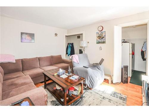 242 Jarvis Street, Fort Erie, ON - Indoor Photo Showing Living Room