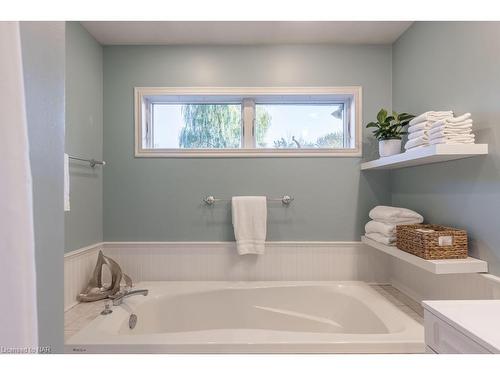 2547 Thunder Bay Road, Fort Erie, ON - Indoor Photo Showing Bathroom