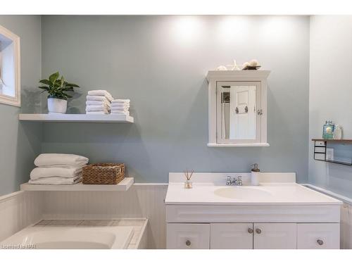 2547 Thunder Bay Road, Fort Erie, ON - Indoor Photo Showing Bathroom