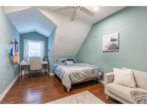 2547 Thunder Bay Road, Fort Erie, ON - Indoor Photo Showing Bedroom