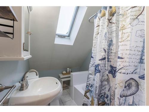 2547 Thunder Bay Road, Fort Erie, ON - Indoor Photo Showing Bathroom