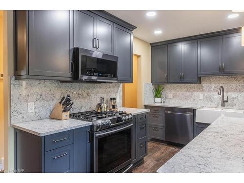 2547 Thunder Bay Road, Fort Erie, ON - Indoor Photo Showing Kitchen With Upgraded Kitchen